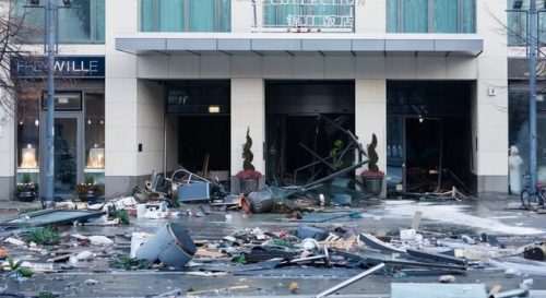 میزان خسارت پس از انفجار آکواریوم آسانسور رادیسون بلو در خیابان جلوی این هتل- بهران آسانبر- دانستنی- وحشتناکترین